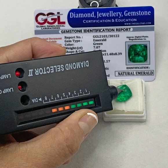 Emerald Green Gemstone loose - Picture 3 of 12